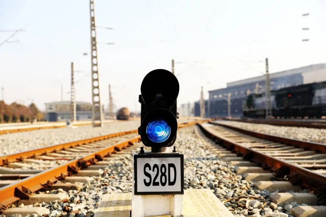 是铁路工作人员蓝色灯光和月白灯光以上列举的仅是常用组合哈当然啦!