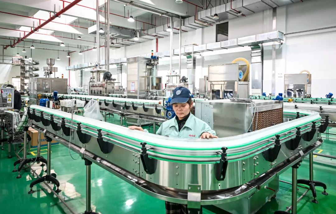 ad钙奶卖得非常火爆,所以我们节后第一天首先复产的是ad钙奶生产线