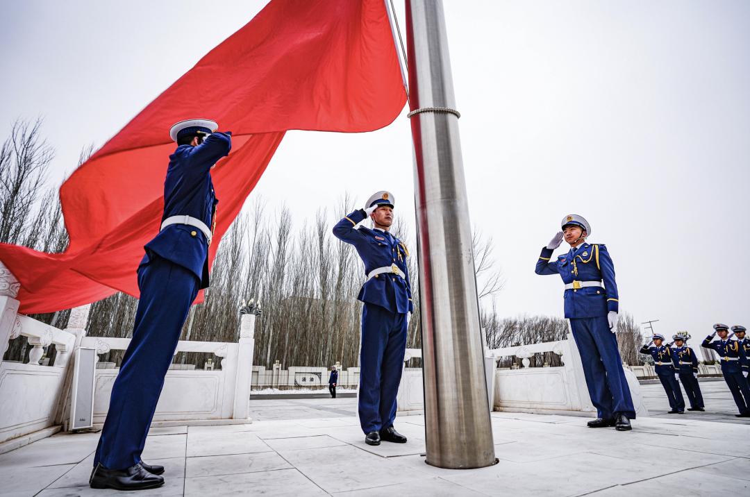 消防员向国旗敬礼图片图片