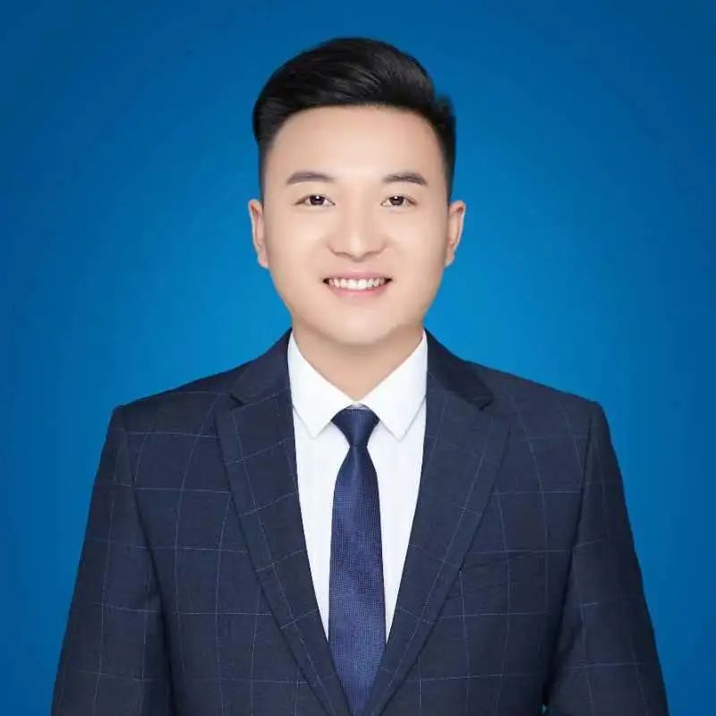 仙女镇党委委员,副镇长 余鑫伟作为乡镇招商战线的一员,在分会场收看