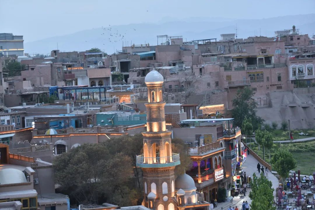 喀什,维吾尔语意为"玉石般的地方".