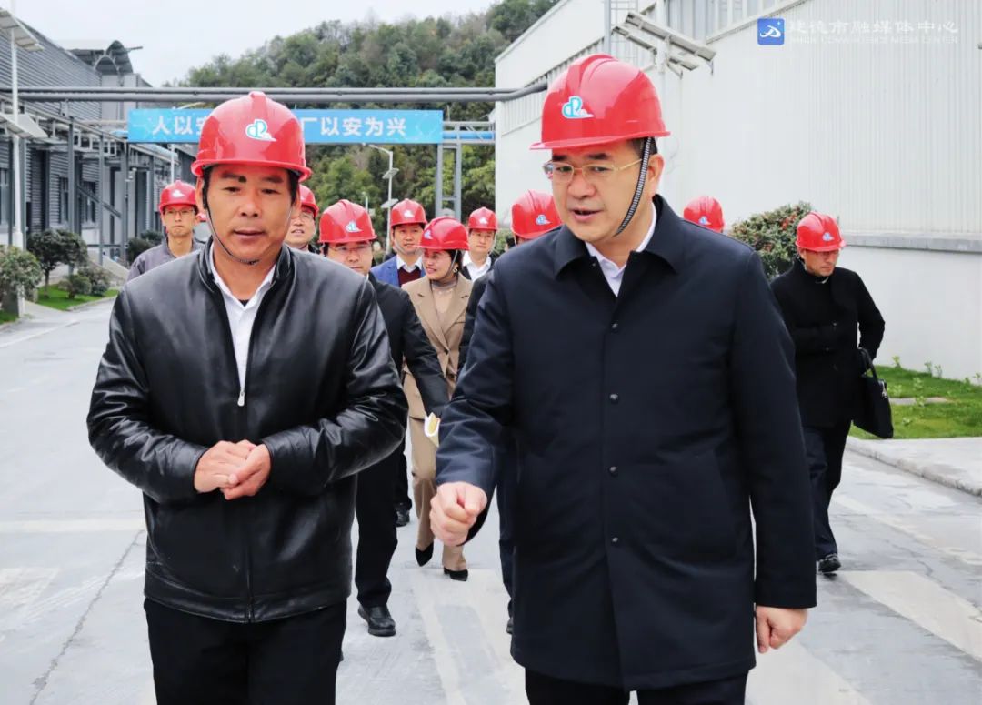 在新安集团智能园区,富永伟详细了解企业复工复产,生产经营状况,认真