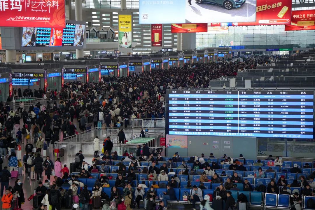 候车大厅安检口人流量比较大,过安检的行李物品比较多,再加上旅客着急