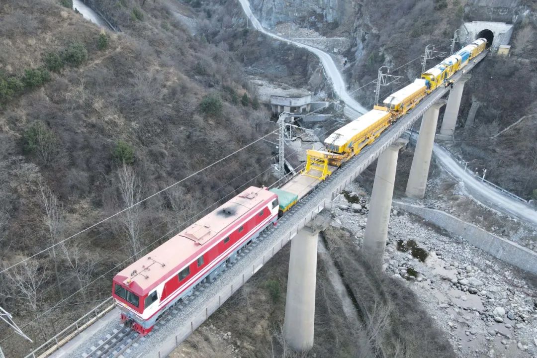 进行煤灰清理作业为铁路既有线路铁路版"吸尘器"负责进而影响列车运输