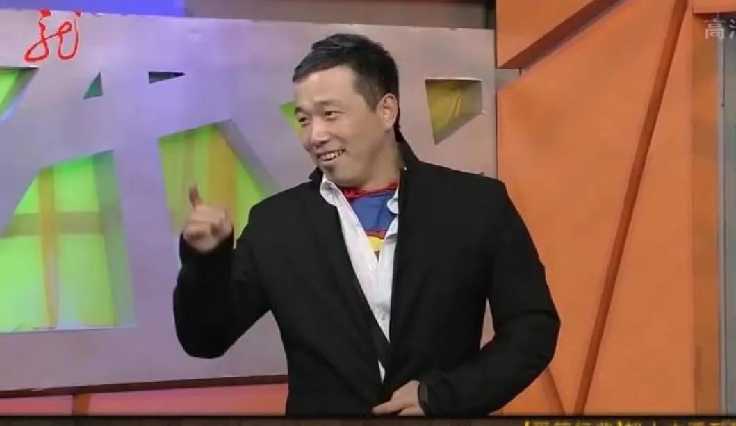 在中戏,他师从冯巩,常莉,踏踏实实学了两年相声.