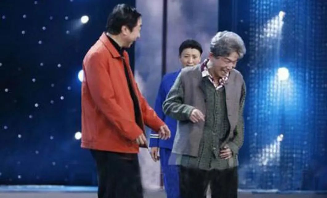 那年,他跟着老师冯巩登上了春晚舞台.