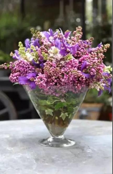 同时搭配起花材比较有局限性,所以更适合像丁香花这种的茎短且花头较