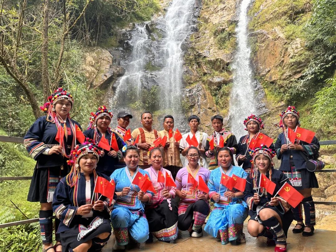 勐海县布朗山乡:党旗飘在茶山上 ,茶农富在家门口_澎湃号·政务_澎湃