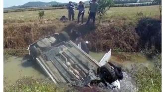 小車翻轉“倒扣”水溝，三人被困，民警火速營救