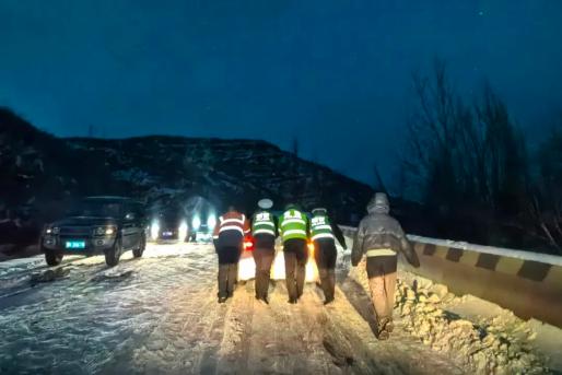 【平安春運 交警同行】持續降雪,晉中公安交警晝夜守護平安出行路!