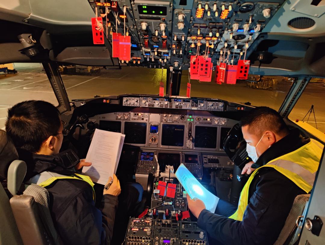 广西基地 李少泽/春节期间,机务工作者进行驾驶舱电气测试,为春运