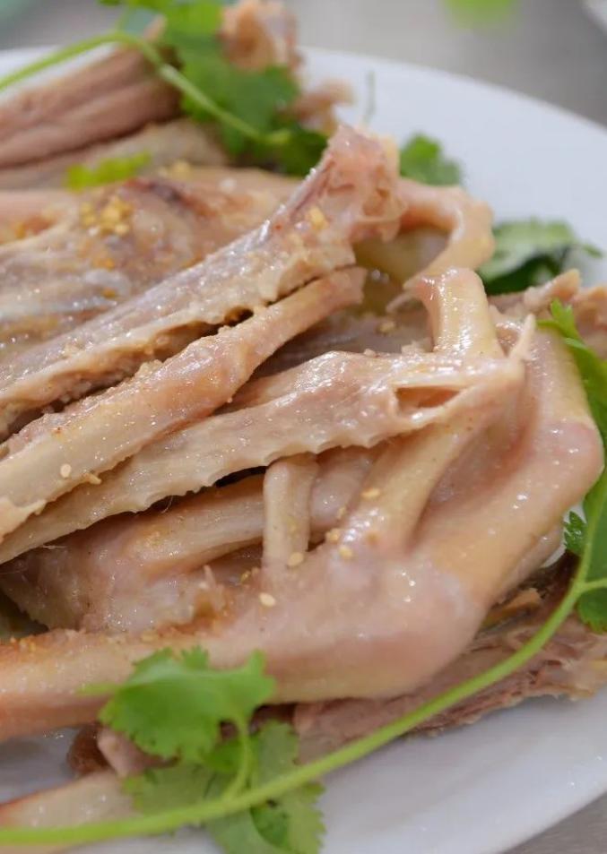 鹅肠,鹅汤等还有鹅乸饭,白切鹅脚翼以鹅为原材料烹饪的美食除了炊鹅也