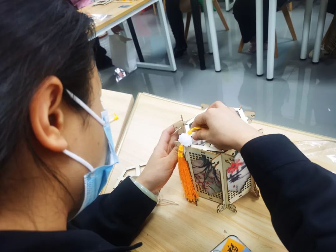 就被桌子上摆着的宫灯材料吸引,精美的亚克力板材,只需要插片组装拼