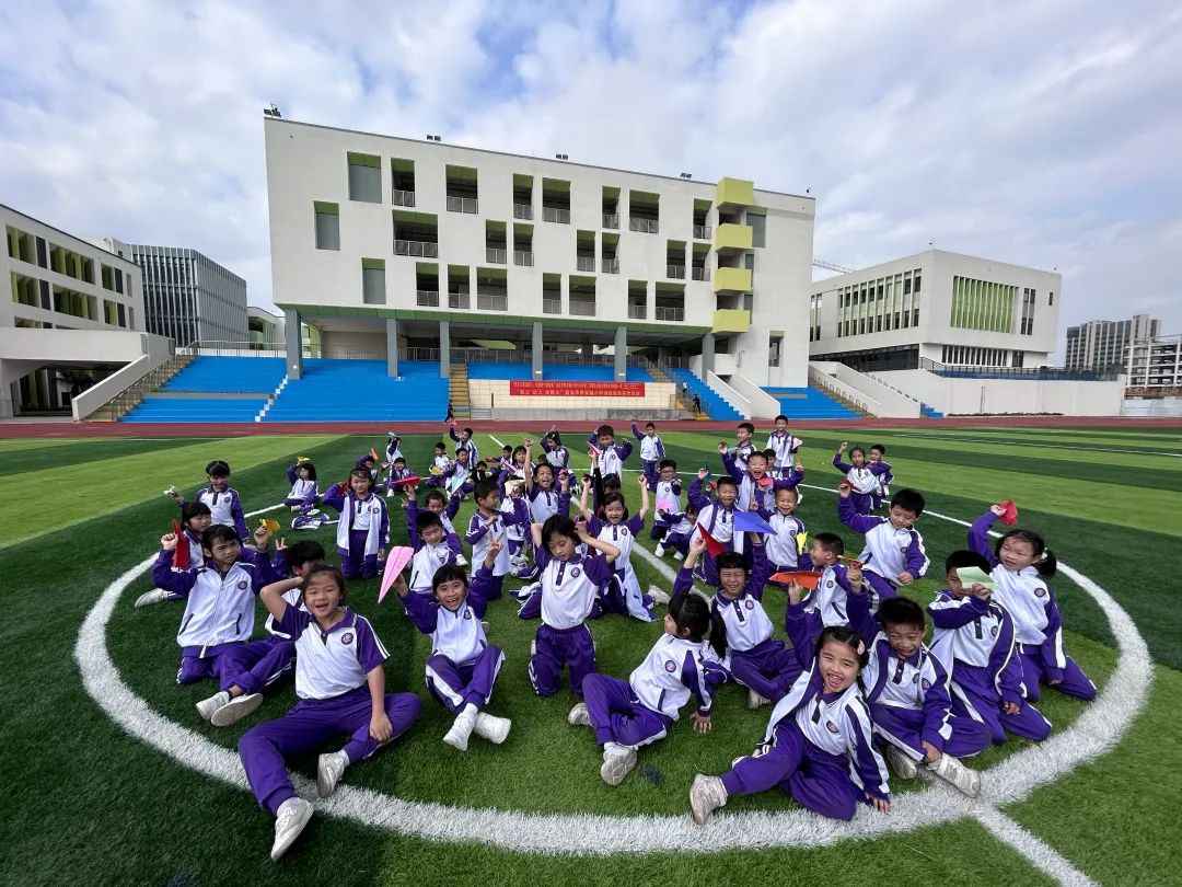 饼干,"聪明豆"的小福袋,一声声祝福让孩子们喜笑颜开;在新会实验小学