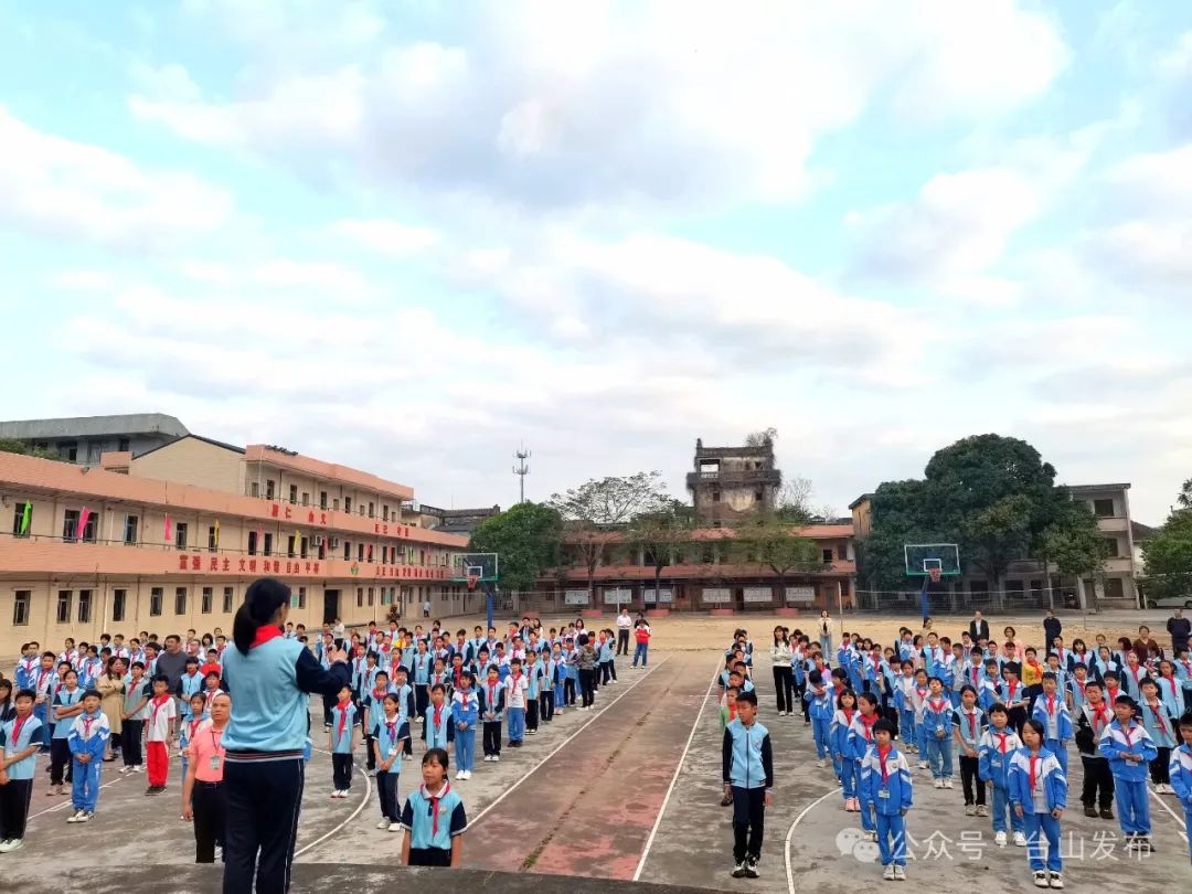 新宁小学北校区新学期,新希望,新宁小学北校区全体师生举行了本学期第
