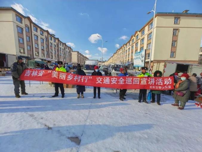 延边在大安市安广镇龙泉市场大集上,民警趁着集市的热闹,在做好维护
