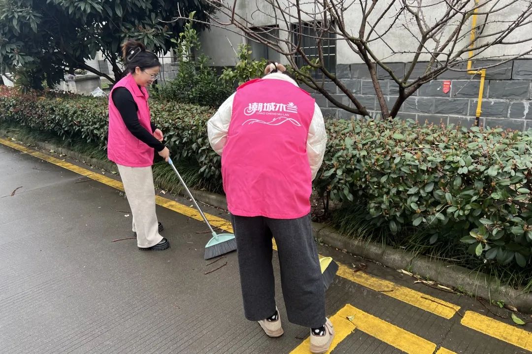 斜桥镇光明村向阳花巾帼志愿者服务队:微光成炬暖民心 担当作为展风采