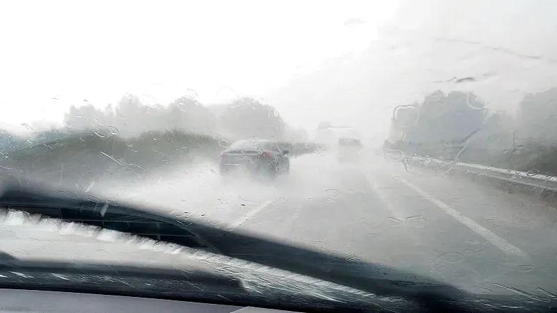 暴雨天行车,这几点要记牢!