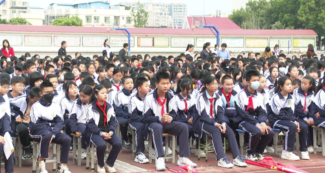 "龙川一中高中部教师廖佳宝说:"作为教师,我们深知肩负