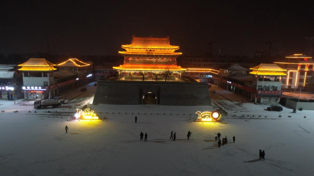 龙年新春的第一场雪为磁县披上了银装人们在雪中漫步感受这座城市的