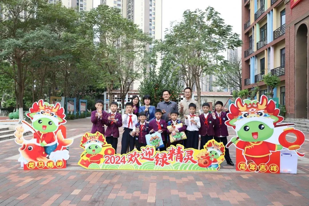 在这春光似锦的日子,绿欣小学的绿精灵生龙活虎地欣喜归园.