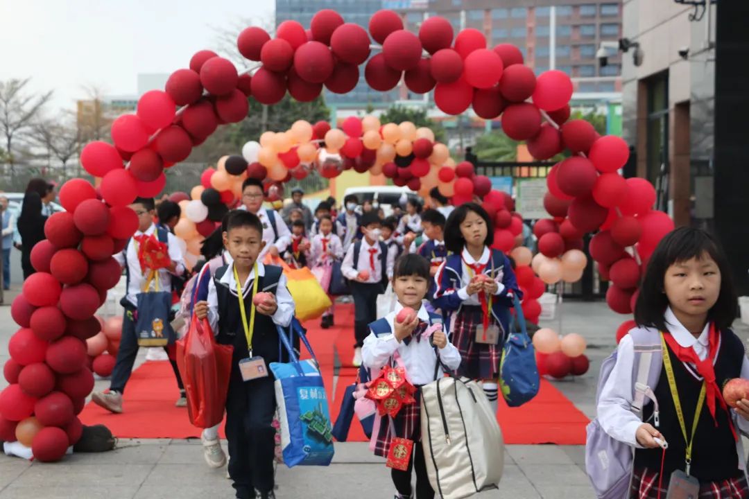 和顺小学组织开展以"龙"为主题的一系列丰富多彩的开学第一天活动