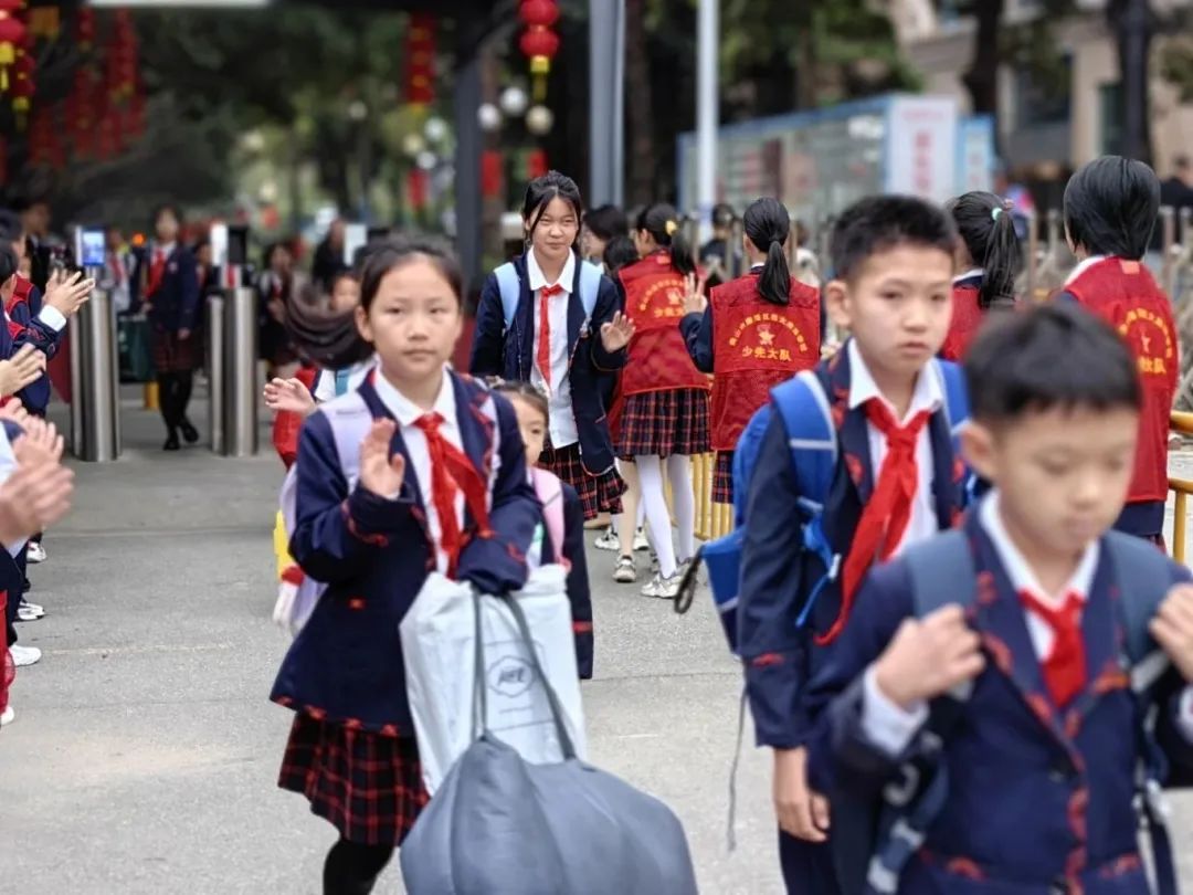 恒大南海学校旗峰小学的行政团队,值日老师们,少先队大队委一早就位