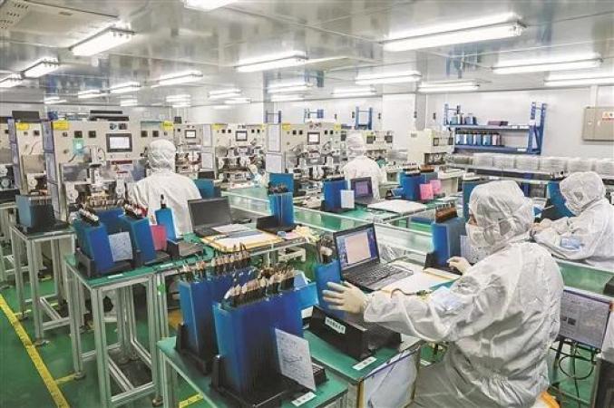 广西中沛光电科技有限公司生产车间内,工人们在认真检查汽车的触摸