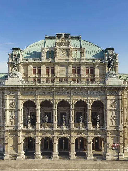 这个显赫王朝曾纵横欧洲七个世纪,奇珍美藏更胜凡尔赛