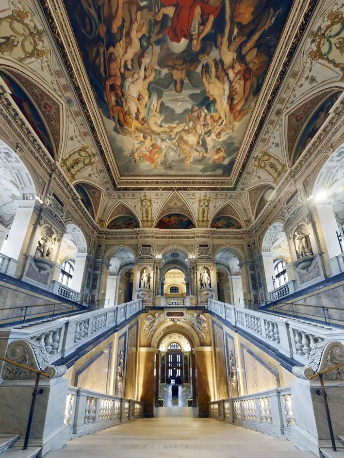 这个显赫王朝曾纵横欧洲七个世纪,奇珍美藏更胜凡尔赛