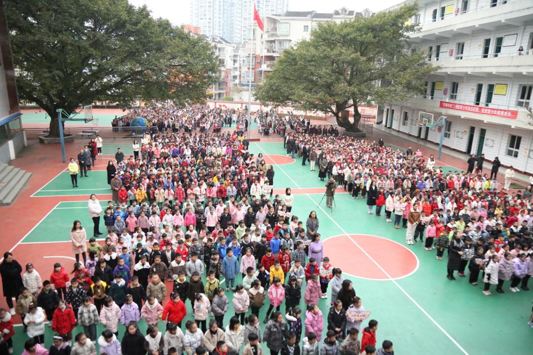 2月19日,在垫江县凤山小学举行2024年春期开学典礼上,垫江法院干警,该