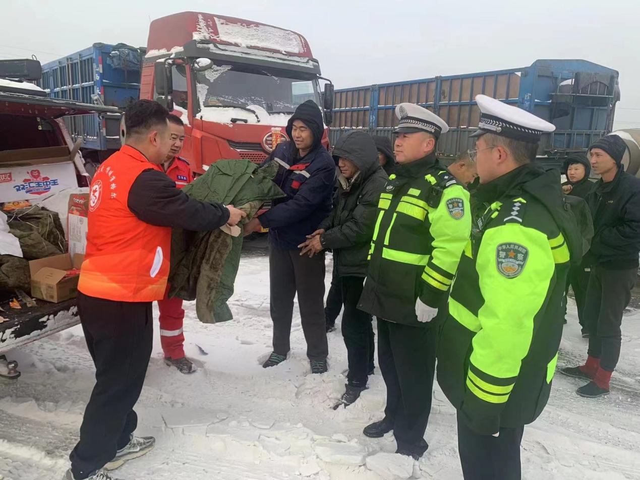 不少货运车辆滞留在准格尔旗大饭铺,长滩,壕圪卜收费站