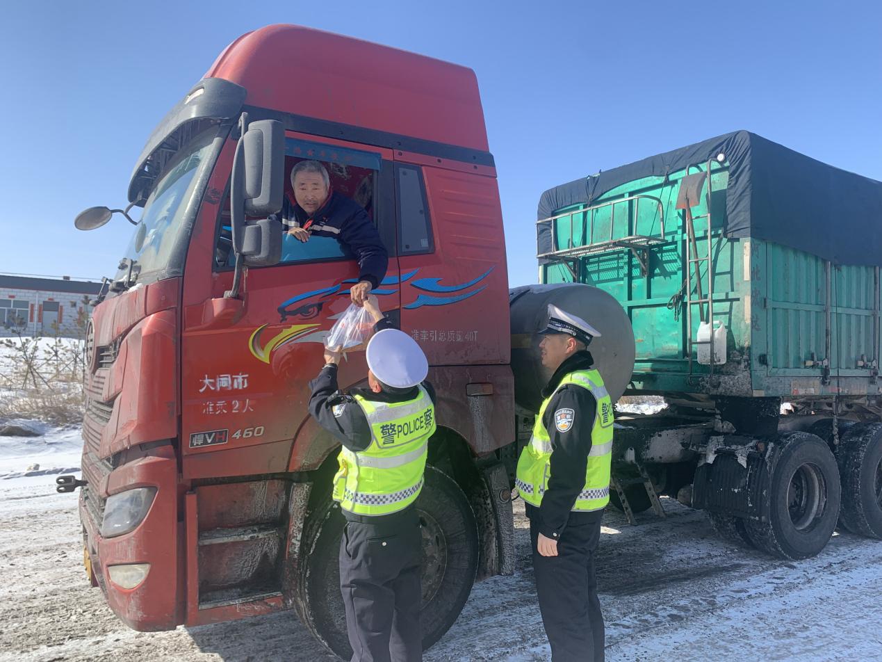 不少货运车辆滞留在准格尔旗大饭铺,长滩,壕圪卜收费站