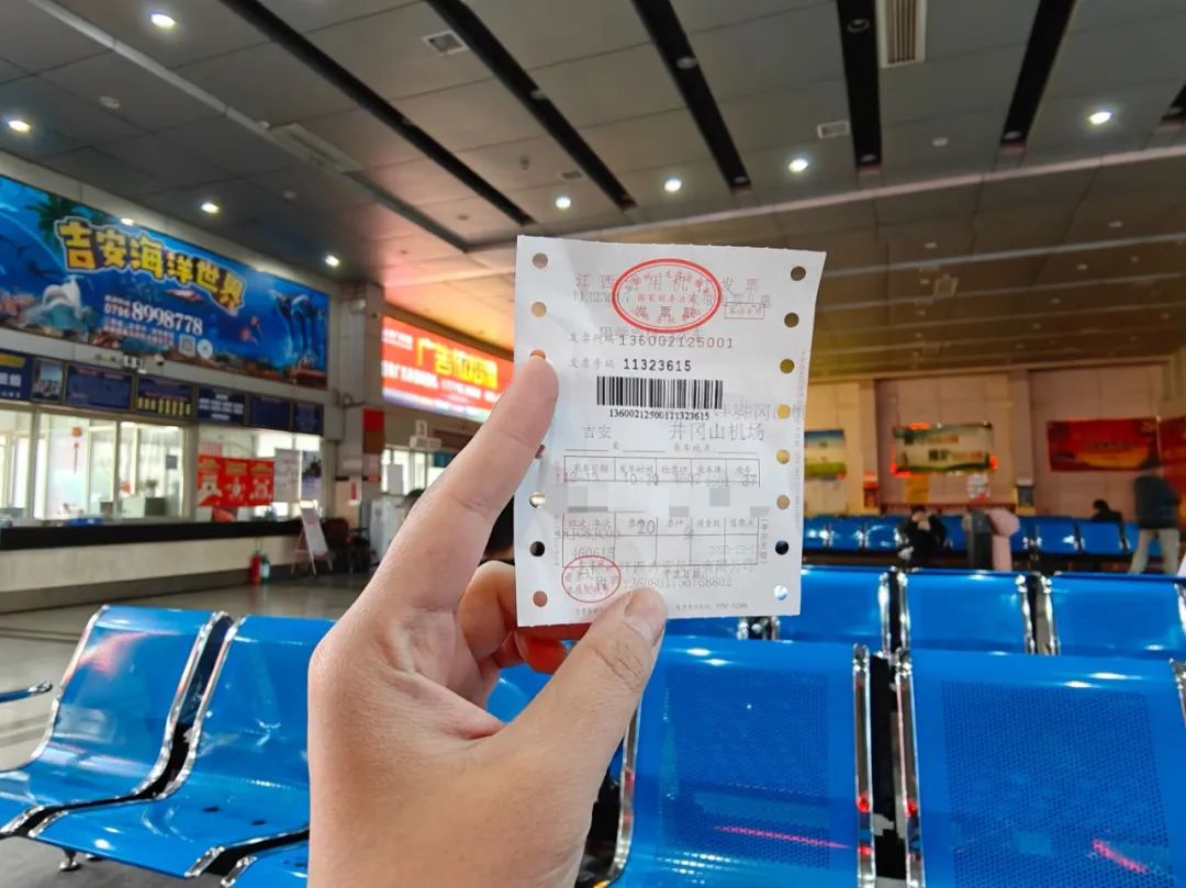 搭乘红色旅游直通巴士,旅客可以便捷往返吉安市—井冈山机场—井冈山