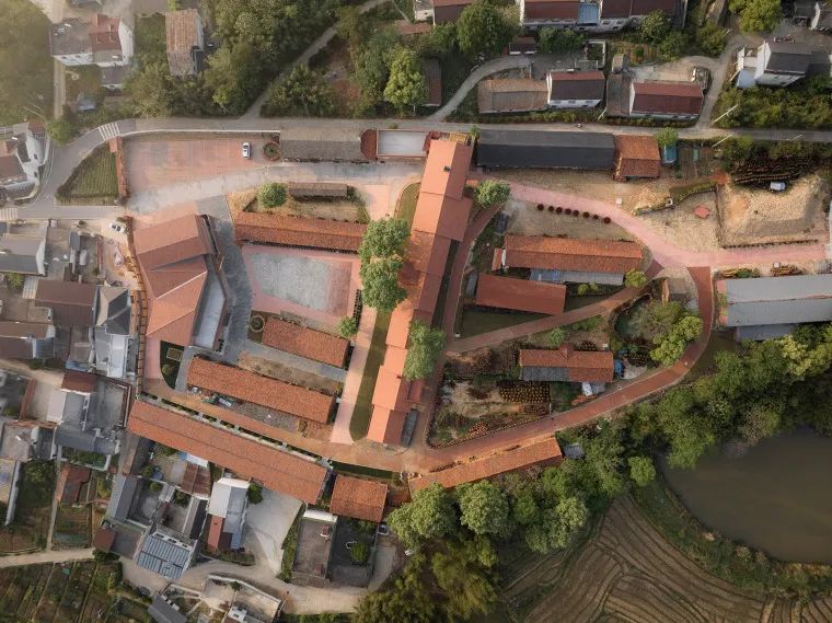 在2021年底,景德镇三宝国际陶艺村创始人,景德镇陶瓷大学特聘教授