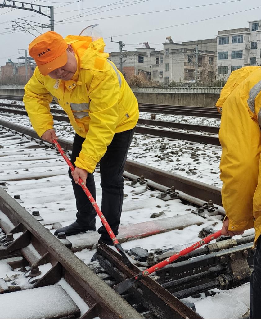 铁路人打冰扫雪的神操作来了
