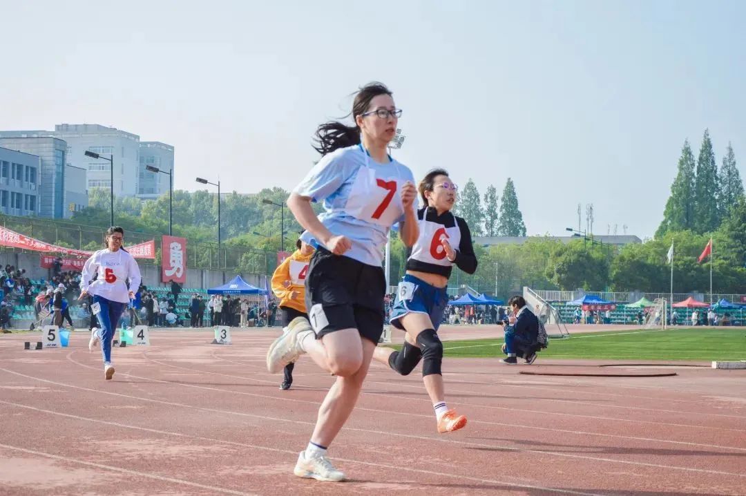 四月沉浸式体验西农的春天闲暇时安排一次校园游八教门前的花应该开了