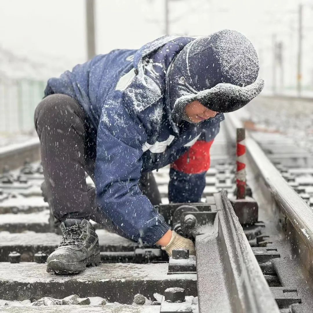 与雪花一起"返场"的,还有铁路人的坚守_澎湃号·政