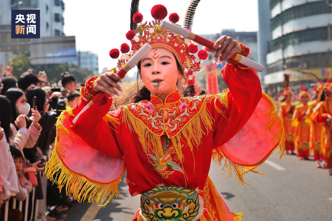 为穆桂英红色队服为花木兰队员的服装统一为红绿两色刀马旦装束有团结