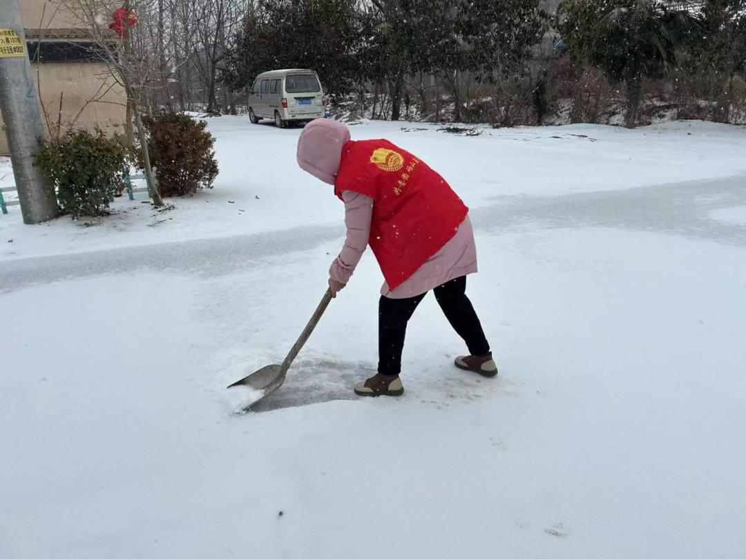 农村女生扫雪图片图片