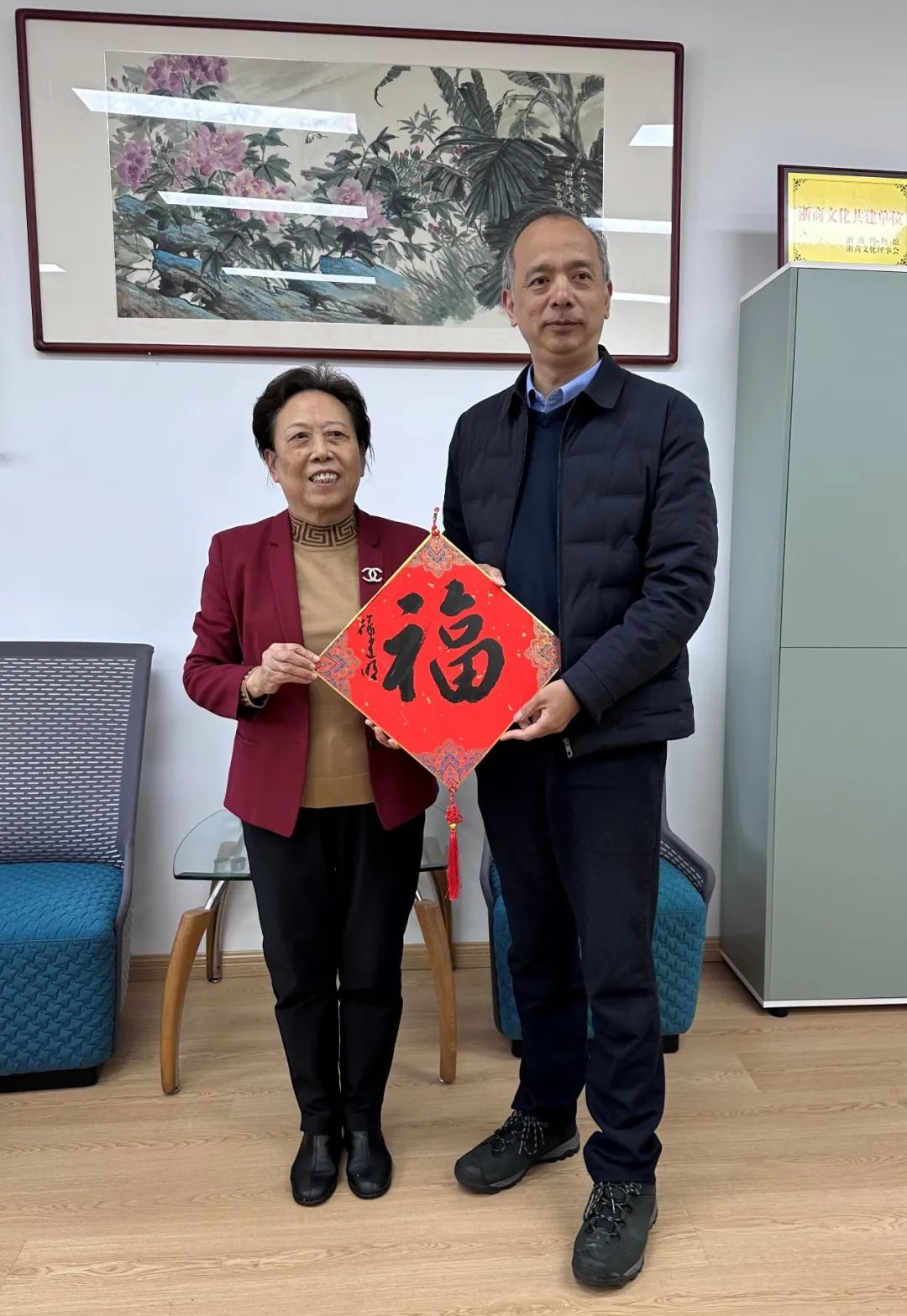 在认真倾听谢会长数十年如一日的公益事迹后,周松一表示,谢会长以实际