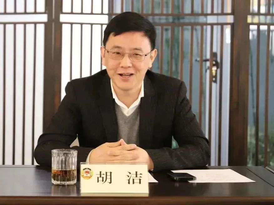 马佩华,何婷婷,张海平,陈超,徐华,区社院院长吴文清出席会议,交流了区