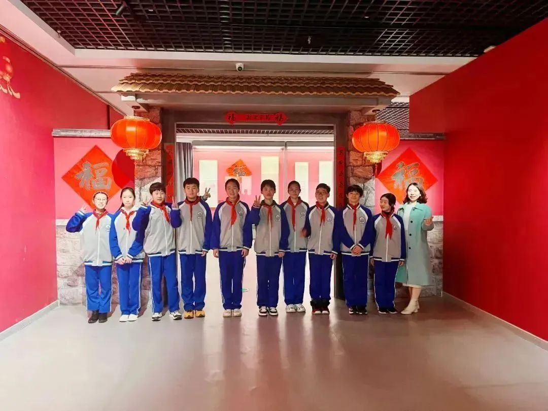 城阳街道田村小学:探"酒"非遗文化 感知劳动智慧在讲解员阿姨的带领下