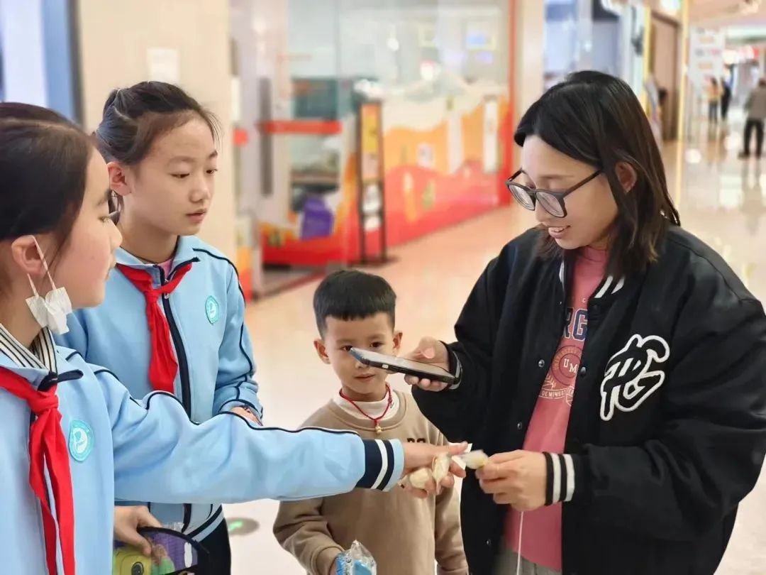夏庄街道源头小学:童心暖夕阳同学们身着干净的校服,佩戴着鲜艳的