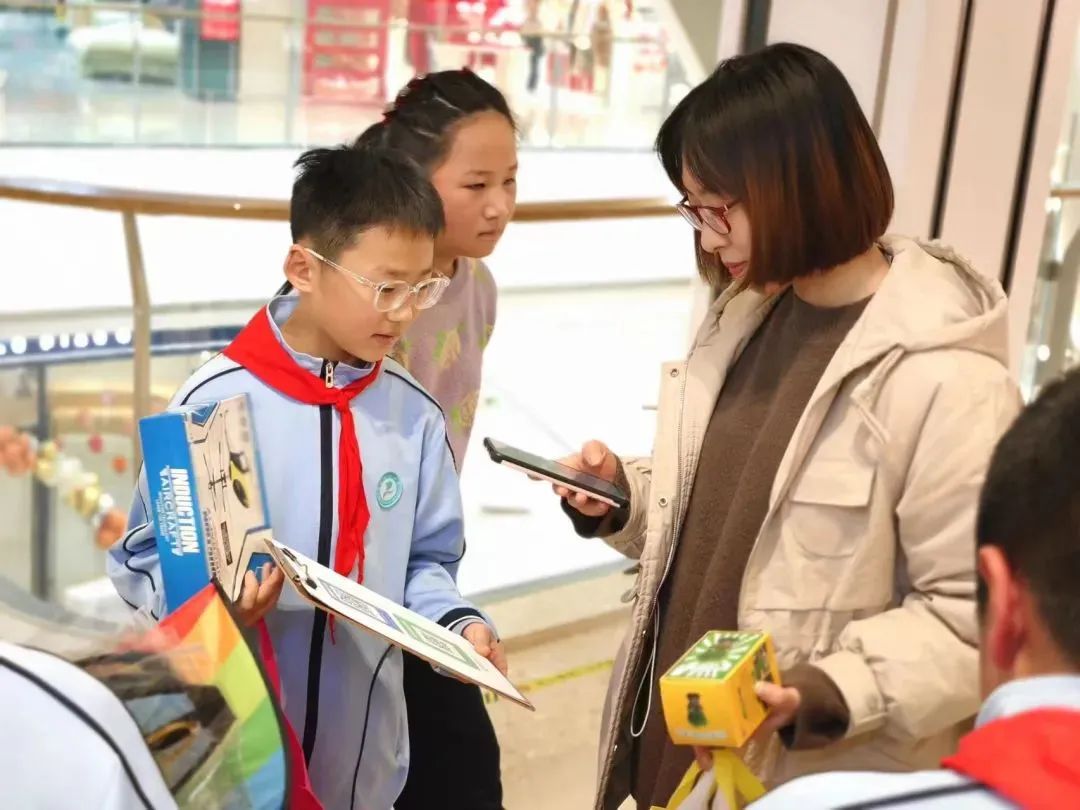 夏庄街道源头小学:童心暖夕阳同学们身着干净的校服,佩戴着鲜艳的