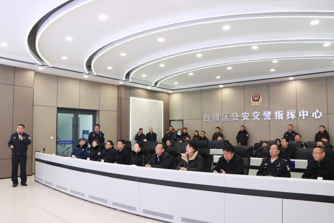 来到白银区公安交警指挥中心,李敏娜,郝钢一行通过高空瞭望监控系统