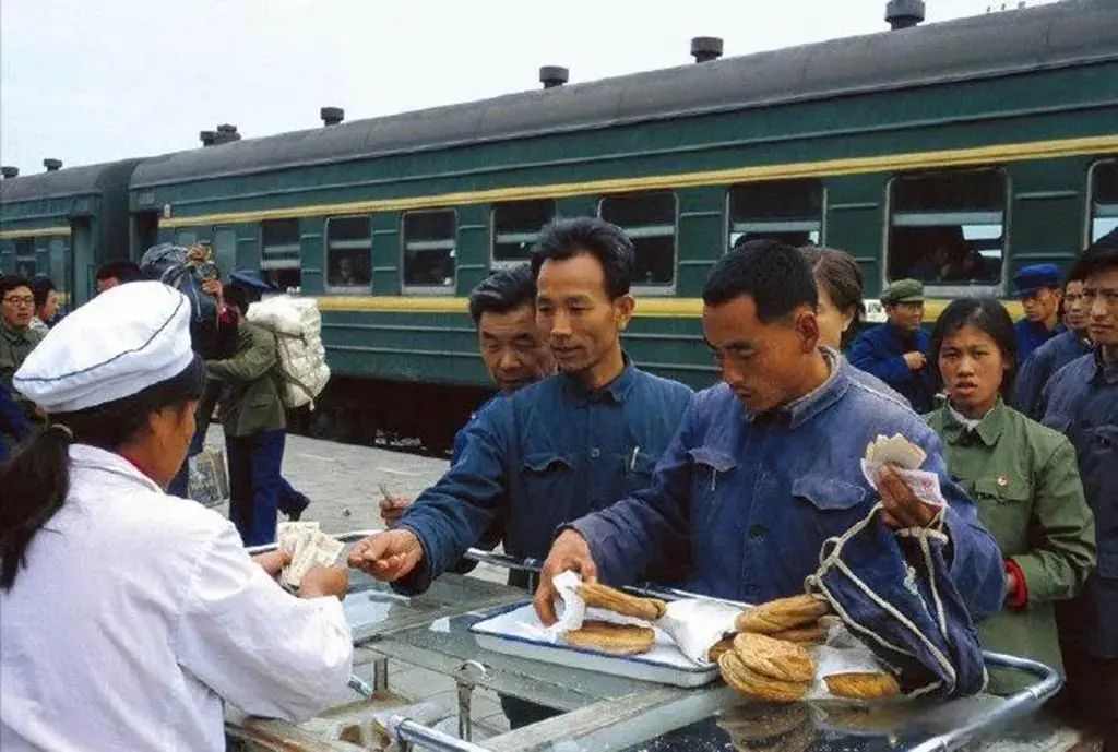 "啤酒饮料矿泉水,花生瓜子八宝粥……"售货员推着小车,神奇地在几乎无