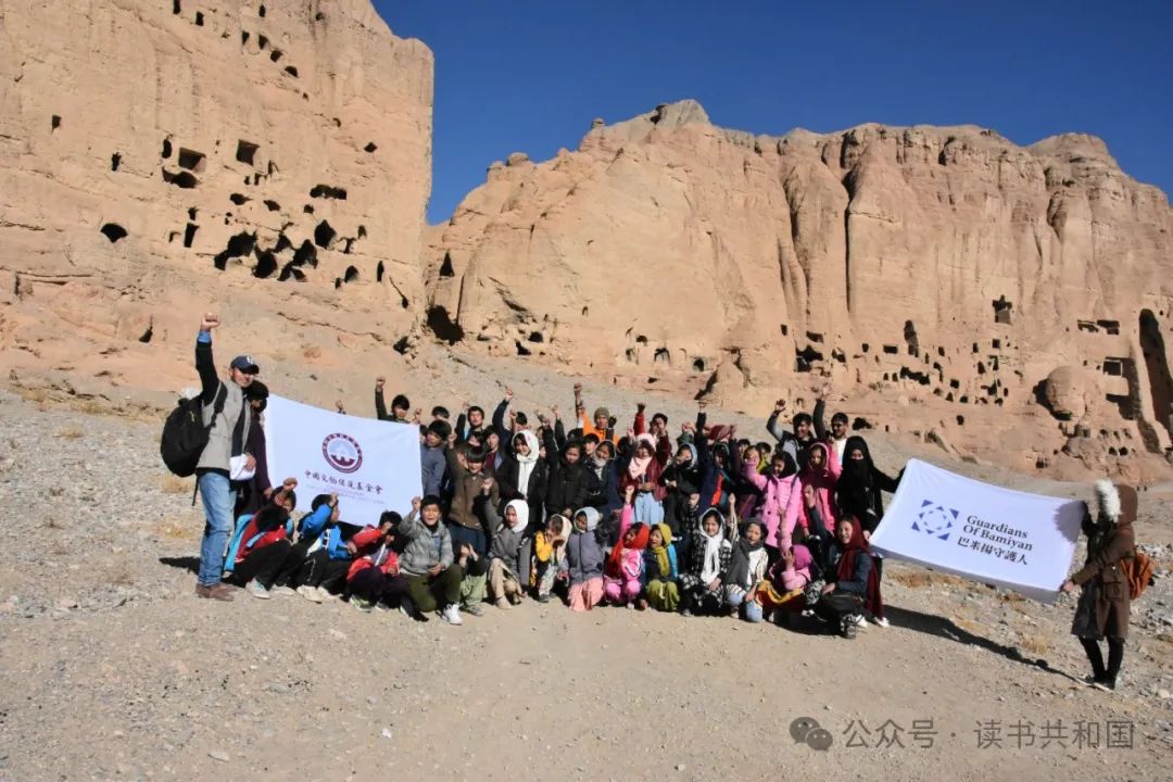 阳光下,48位蹦蹦跳跳的孩子爬上山坡,在巴米扬志愿者的带领下,开始第