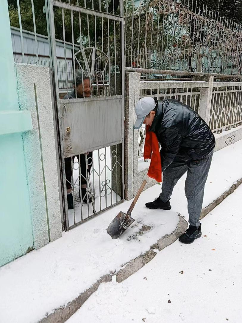 最美红管家董跃进,长源热电社区第三支部书记,社区4号"红管家",热电厂