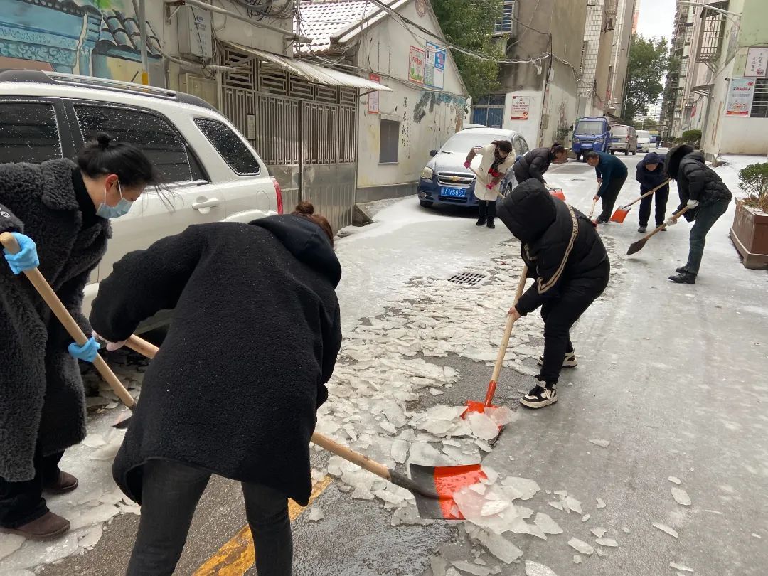 【闻雪而动 全民行动】浴"雪"奋战的他们是荆门市